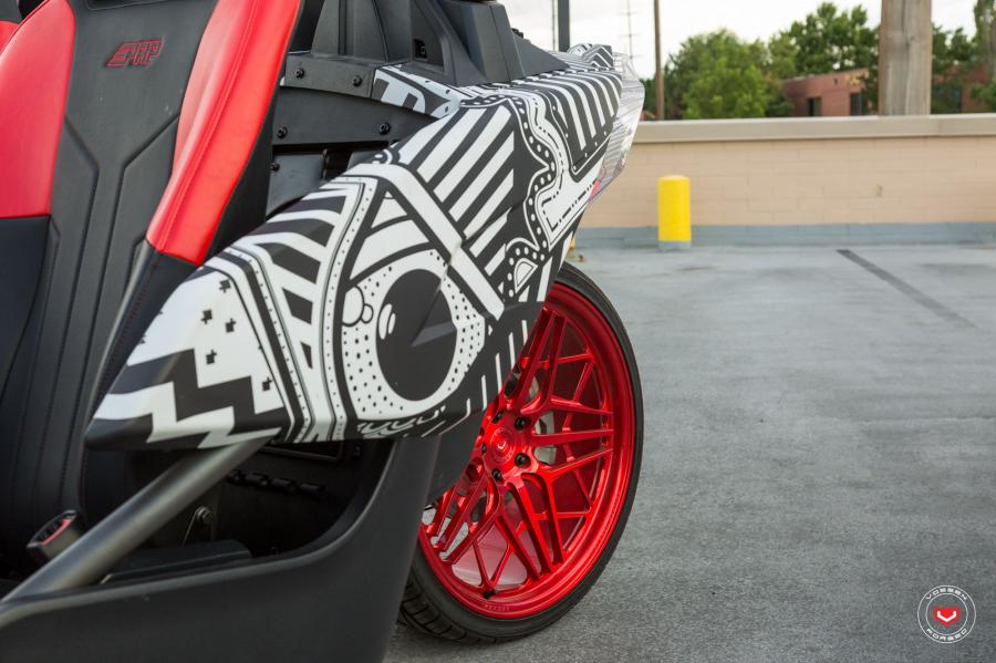 Детали экстерьера Polaris Slingshot on Vossen Wheels (ML-R3) 2017 года  (фото 20 из 24)